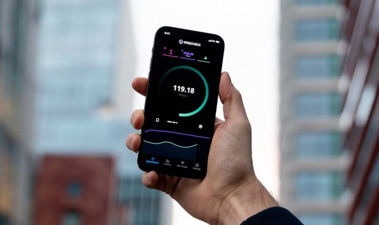 Рука тримає телефон із додатком для перевірки швидкості інтернету