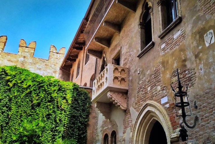 Juliet's House in Verona, балкон Джульетты, архитектура, шутки соцсети, балкон какое назначение, обсуждение Reddit