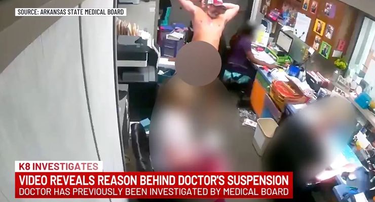 Врач ходил по больнице голышом и удивлял сотрудниц и пациентов, его уже отстранили от работы