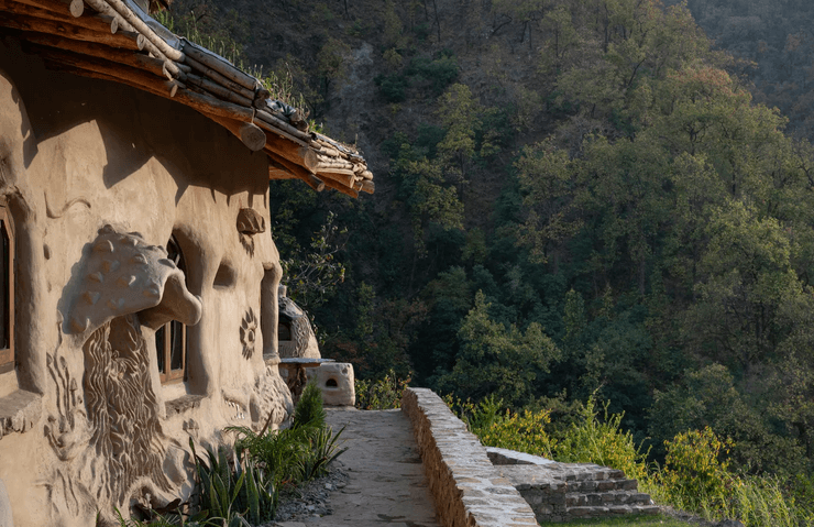 Дом ручной работы в горах, дом в горах, маленький домик, дом "муравья", братья построили дом, дом из грязи,