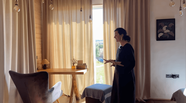 Світлана показує будинок