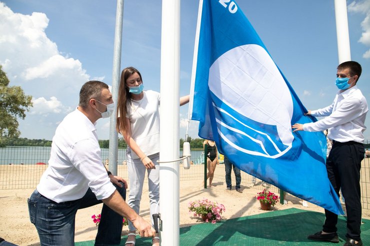 голубой флаг поднимают на пляже киева