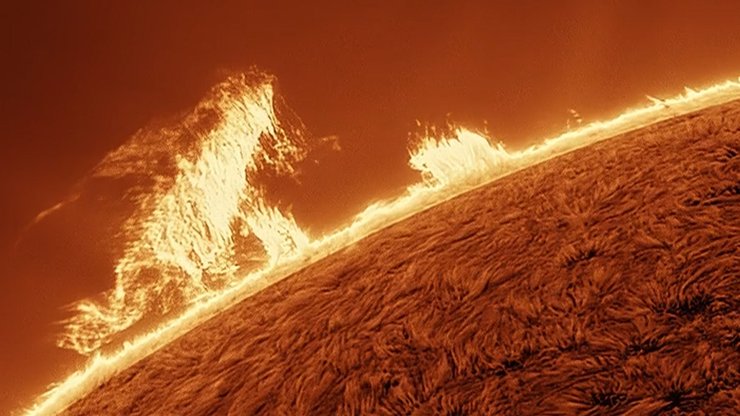На Солнце заметили Годзиллу, которая перемещается по нашей звезде