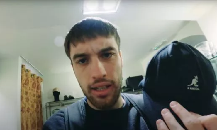 Секонд-хенды, благотворительные магазины, где можно купить вещи за небольшие деньги, продажа подержанной одежды и обуви, фото