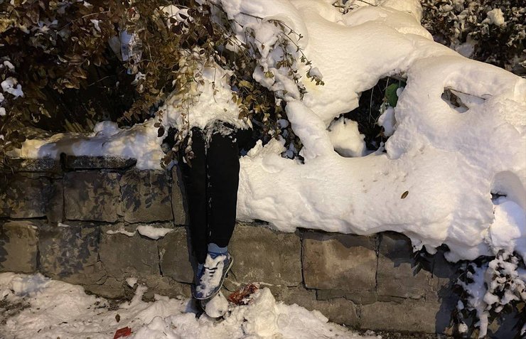 Детской фантазии нет предела — снеговик, который шокировал прохожую в Кайсери