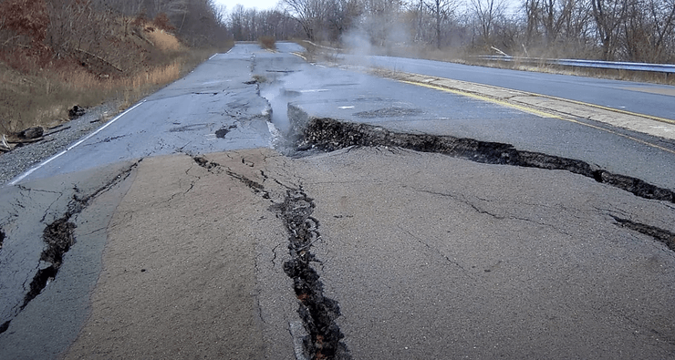 Подземный пожар уничтожил город в США, который сейчас посещают смелые туристы