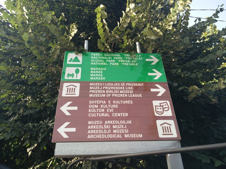 Обозначения улиц/площадей/направлений на трех языках (албанском, сербском и турецком), а туристическая информация — на четырех (те же три, плюс "универсальный" английский).