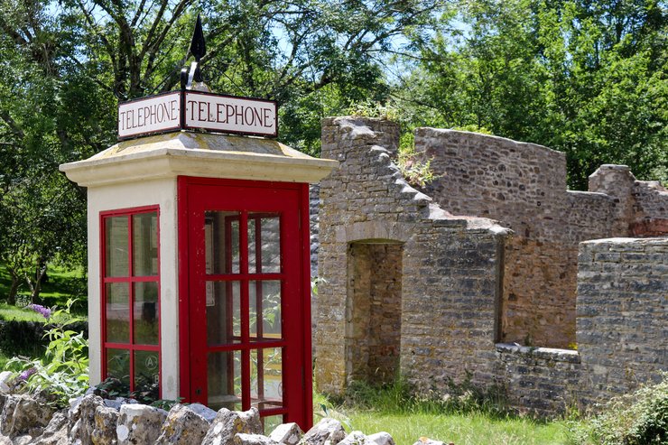 Заброшенная во время войны деревня, "застывшая во времени", привлекает туристов