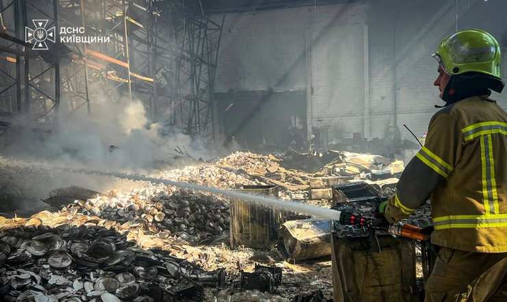 фото разбитой посуды на складе в Броварском районе 12 августа
