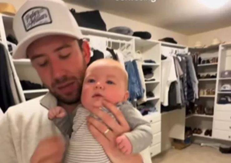 Отец насмешил жену, одев сына задом наперед, приколы, курьезы, интересности, странные истории