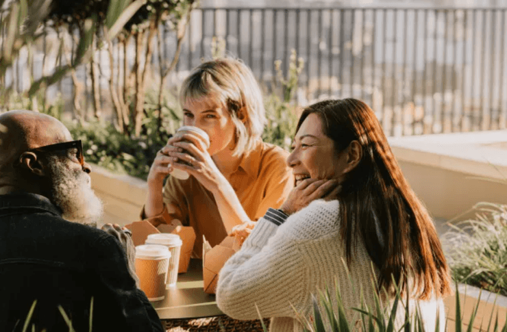 Дівчатасміються за кавою