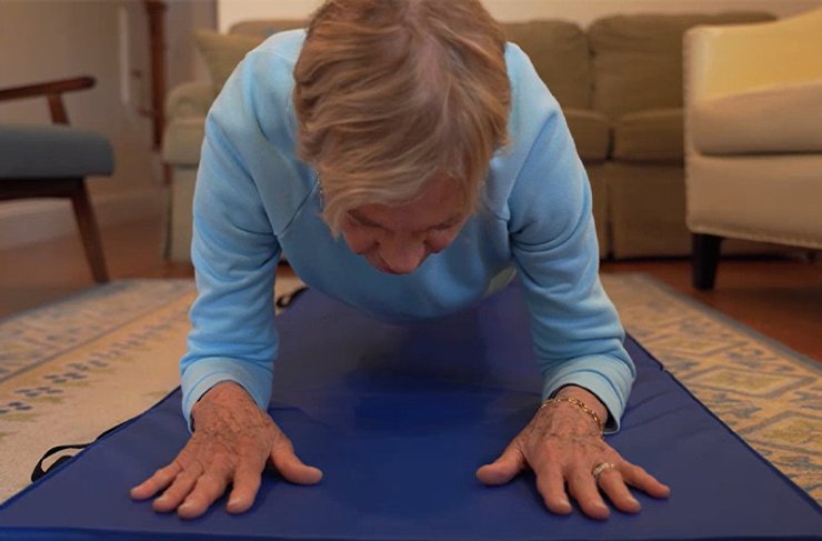 82-летняя бабушка делает планку