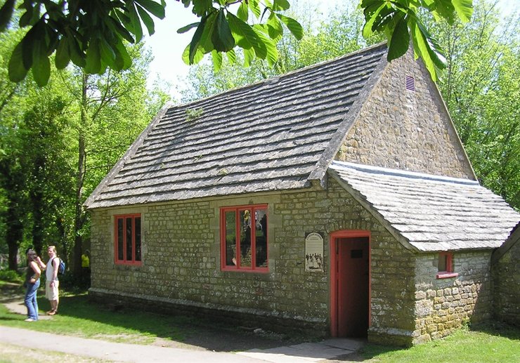 Заброшенная во время войны деревня, "застывшая во времени", привлекает туристов