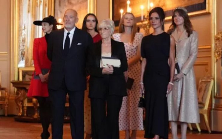 Вікторія в оточенні батьків