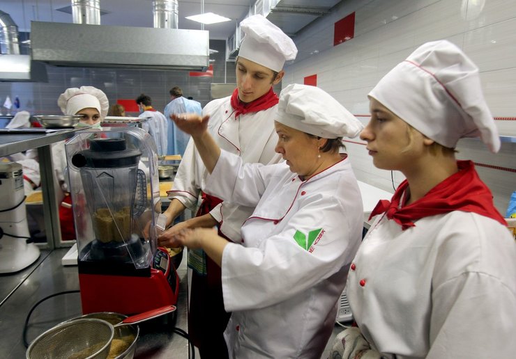 образовательные проекты Хуавей Украина, стажировка на предприятиях, бизнес образовательные программы для студентов, стажировка и учеба, дуальная форма обучения, трудоустройство студентов,