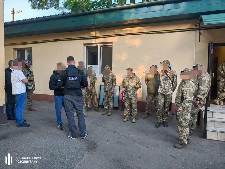 Катували чоловіків у ТЦК: в Одеській області арештували дев'ятьох осіб, — ДБР