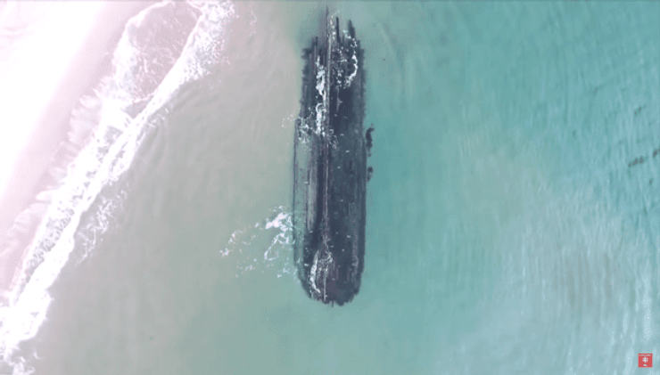 Часть затонувшего корабля у побережья