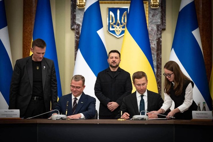 Володимир Зеленський, Сергій Корецький і Петтері Орпо під час підписання угод між Україною та Фінляндією