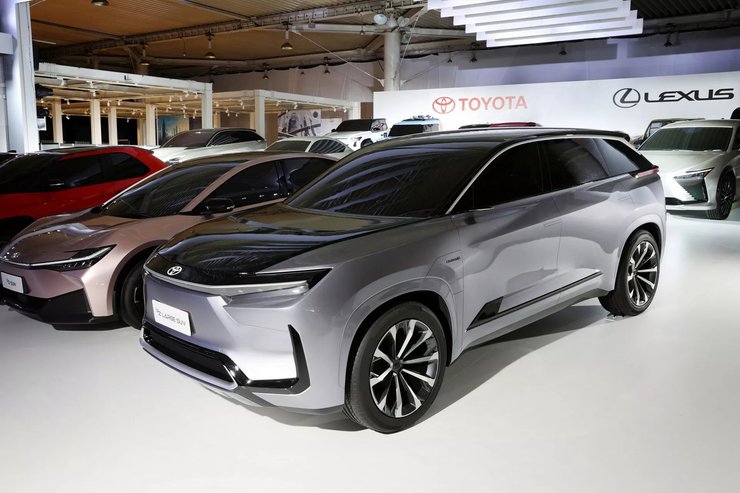 Электрокроссовер Toyota, электромобиль Toyota, кроссовер Toyota
