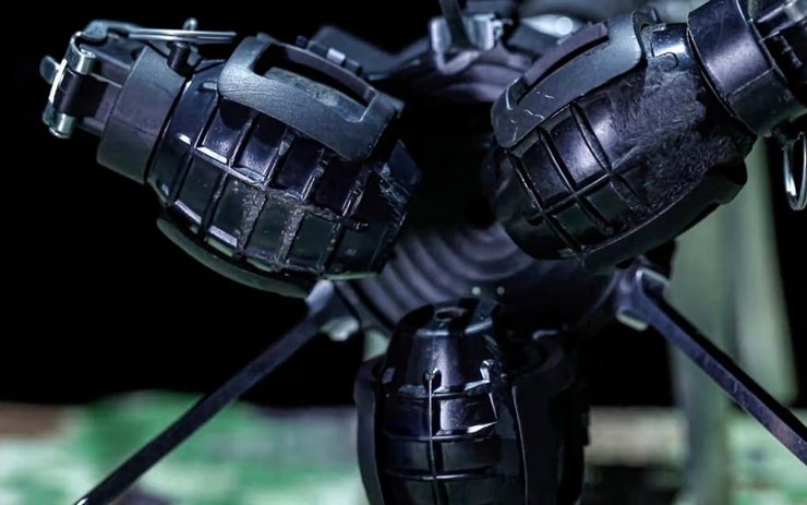 Китайский микродрон несет три гранаты