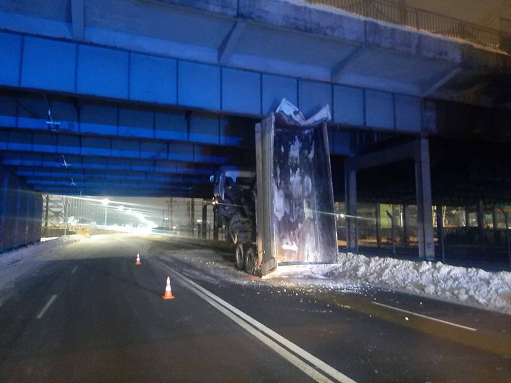 самосвал, путепровод, авария