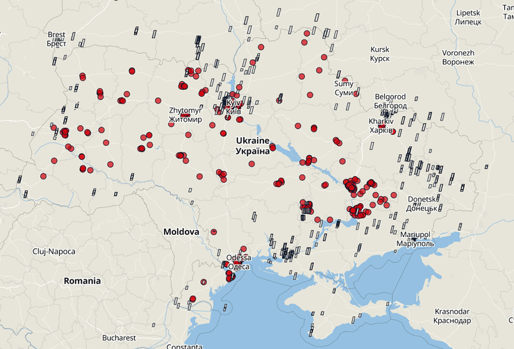 Карта спутниковых снимков от Satellogic (серые полигоны) и известных случаев обстрелов (красные точки)