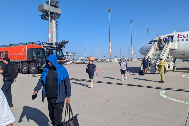 Самолет с английскими фанатами футбола экстренно приземлился, самолет Airbus A319, странный запах в салоне самолета