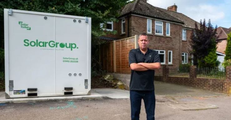 Продажа недвижимости, жилье, дом, скандал из-за общественного туалета, курьезы, Бретт Кэмп