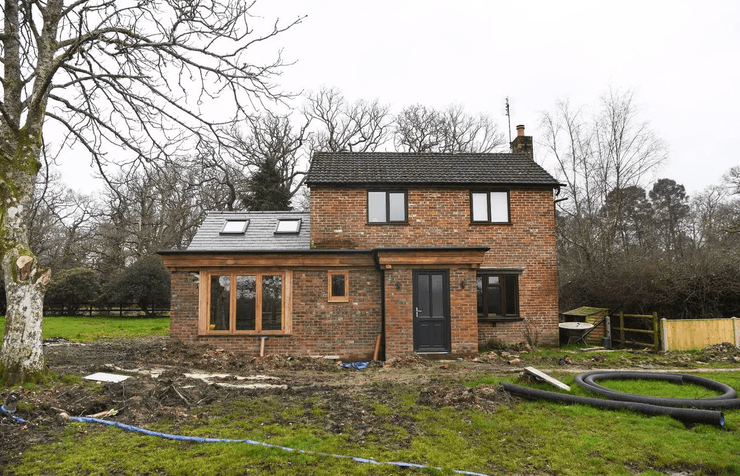 Подружжя змушують знести прибудову, сім'я, будинок, дозвіл на будівництво, документ, закон, прибудова, нерухомість, земля Корони, ділянка