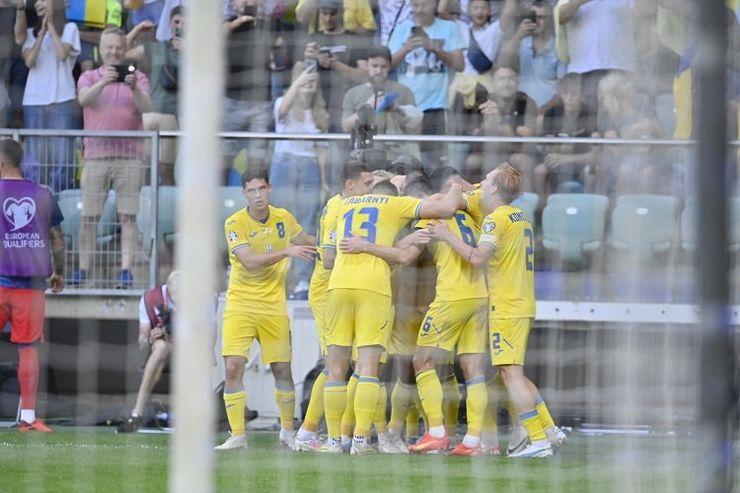Игроки сборной Украины празднуют забитый мяч