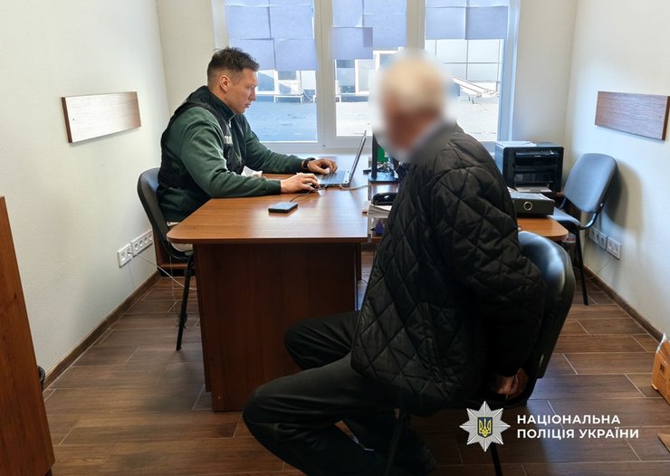 Сотрудник правоохранительных органов проводит процессуальные действия в отношении задержанного мужчины, подозреваемого в причастности к нападению со смертельным исходом