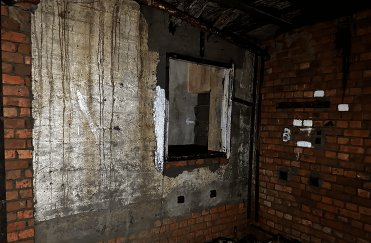 Окно и бетонные стены в подземном бункере времён Второй мировой в Норвегии