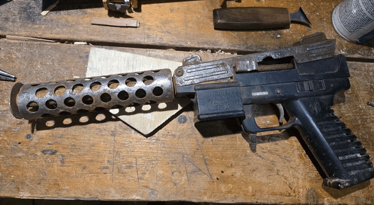 Рибалка, риболовля, незвичайний улов, риболовля на вудку, вудка, рибалка став зіркою, рибалка спіймав пістолет, дістав пістолет із води, соцмережі, зброя, доставили пістолет у поліцію