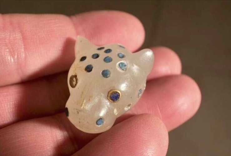 археологи обнаружили темно-синий кулон