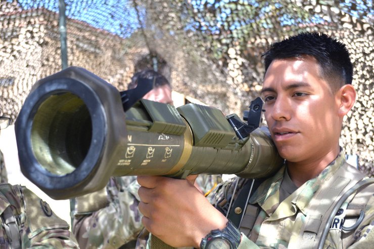 гранатомет M136/AT4