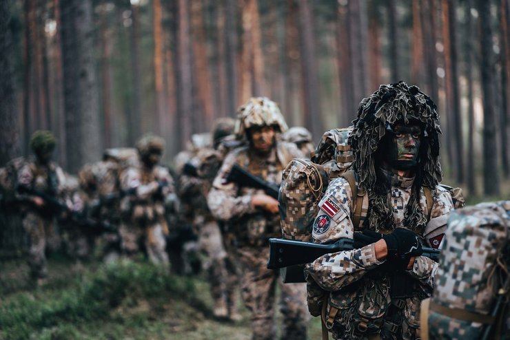чоловіки з автоматами на марші, Земессардзе, Нацгвардія Латвії