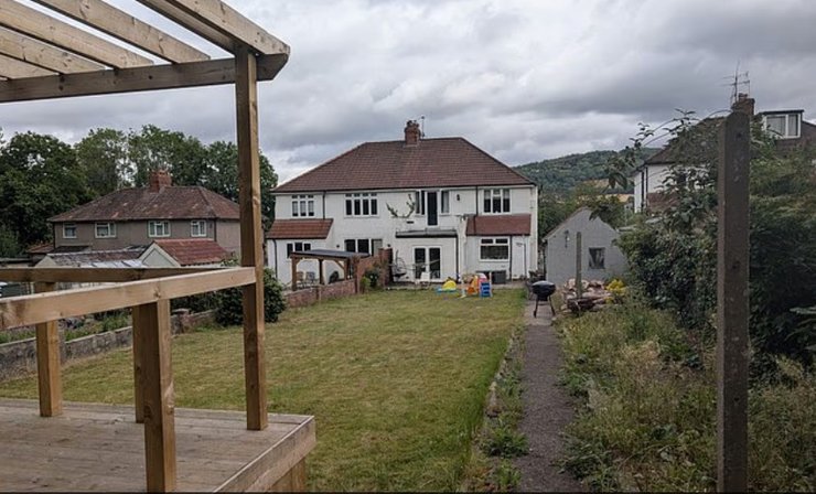 "Супер-сарай" расположен примерно в 30 метрах от дома