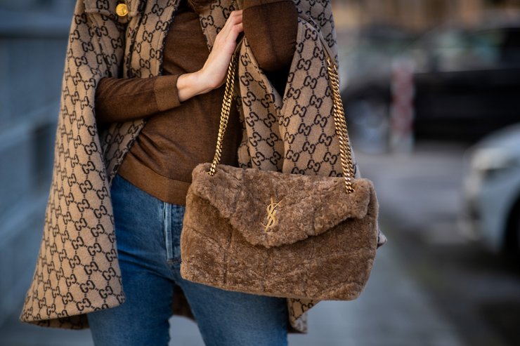 меховая сумка, пушистая сумка, тренды осени 2021, тренд октября