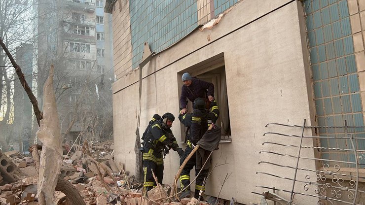 Спасатели помогают человеку выбраться из дома в Тернополе 19 ноября
