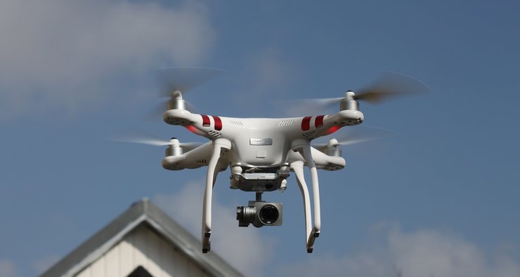 Курйози з дроном, скандал між сусідами, літальний апарат, суд, компенсація, приколи, курйози, цікаві історії, фото, США