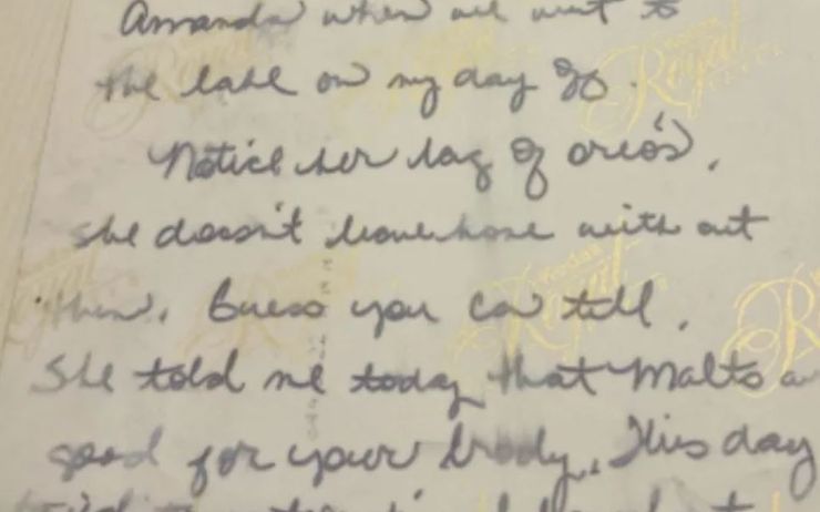 Американка знайшла напис від матері на старому фото, сімейні стосунки, курйози, тренди TikTok, соціальні мережі