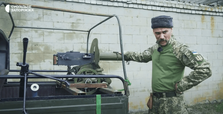 боец рядом с пулеметом