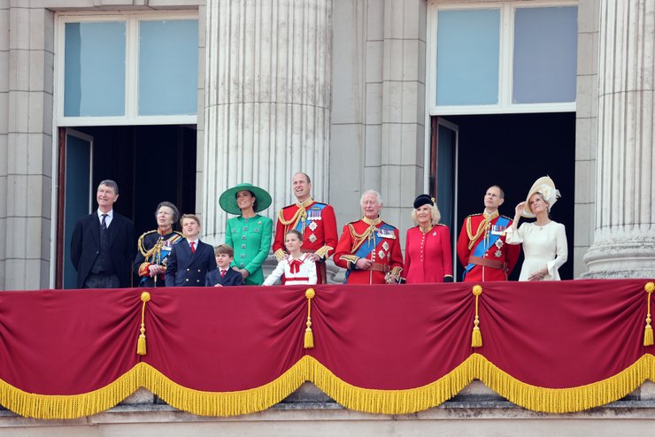 Королевская семья на балконе Букингемского дворца