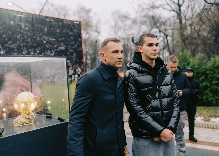 Андрій Шевченко з хлопцем біля "Золотого м'яча" у Києві