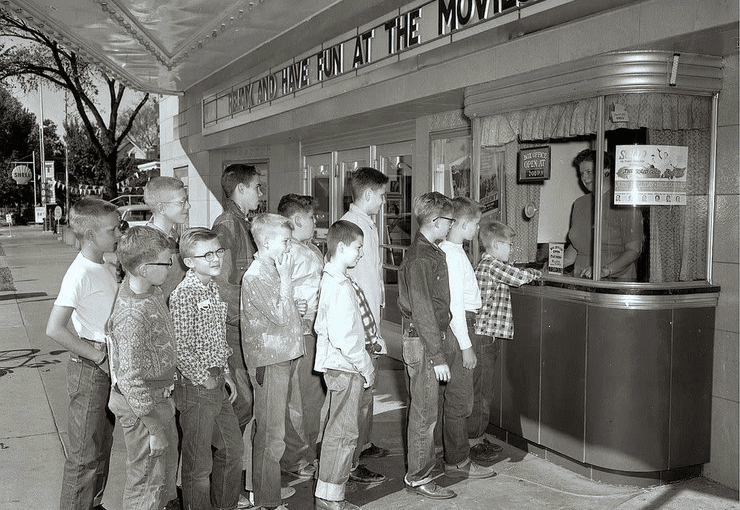 Очередь в кино, билет в кино, цена на билет в кино