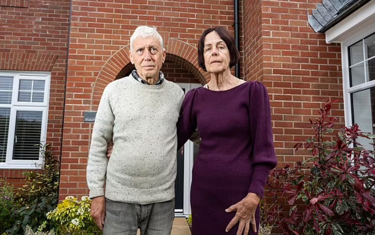 Скандал с новостройкой в Великобритании, Пенсионеры Джон и Лиз Притчард из города Веллингтон, застройщик Bovis Homes