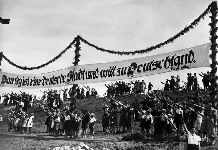 1939 год. Немецкое население Данцига на демонстрации за присоединение города к Третьему Рейху.