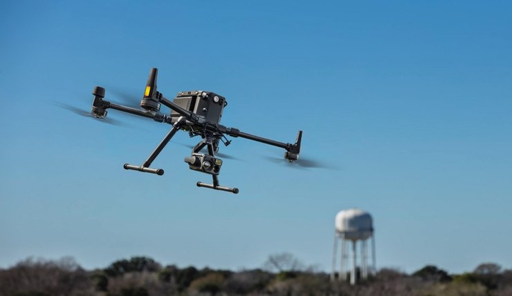 Безпілотник Matrice 300 RTK летить