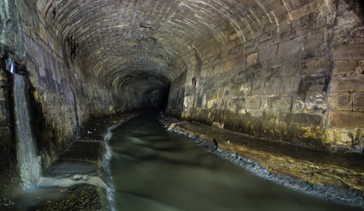Широкі бортики і склепіння підземної річки Полтва під Львовом