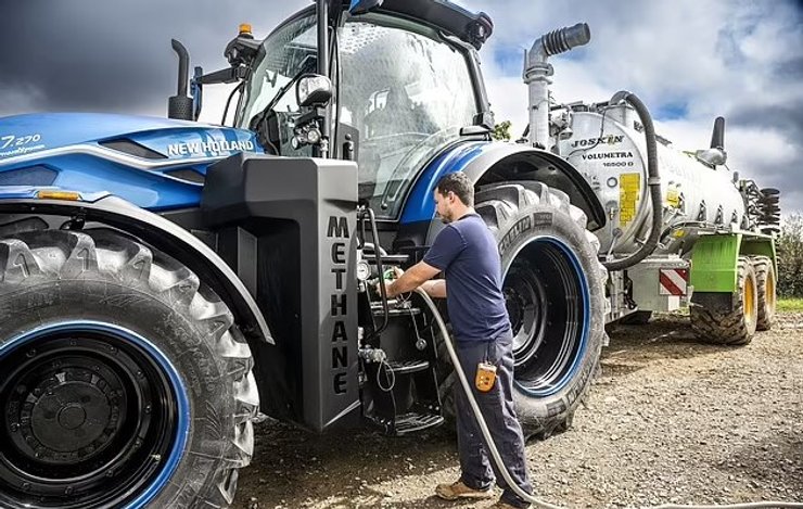 трактор на навозе